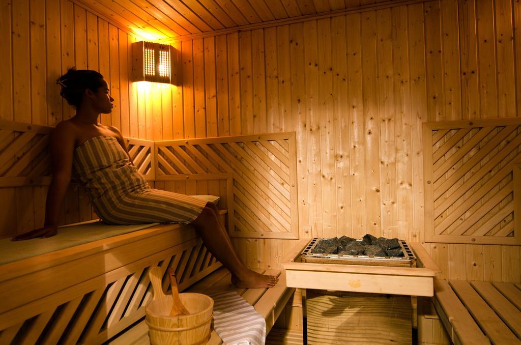 ติกมิซา สวีทส์ แอนด์ พาวิเลียน Hotel Ouled Jelal ภายนอก รูปภาพ A woman in a sauna