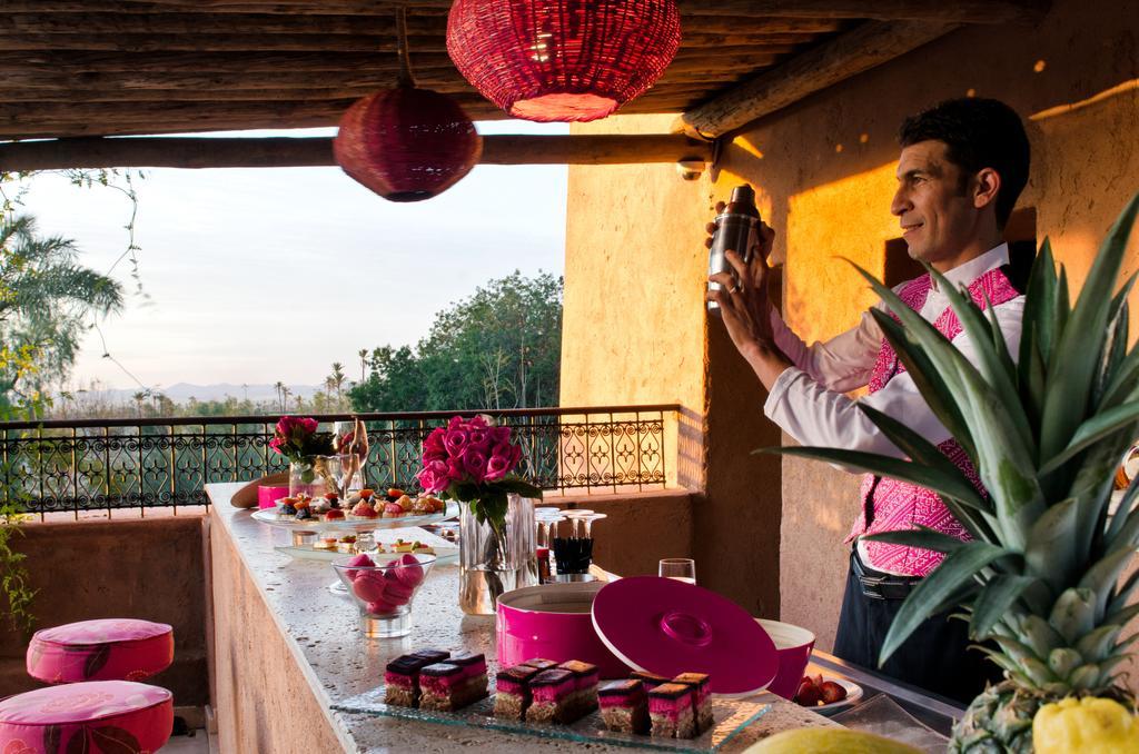 ติกมิซา สวีทส์ แอนด์ พาวิเลียน Hotel Ouled Jelal ภายนอก รูปภาพ A bartender at work