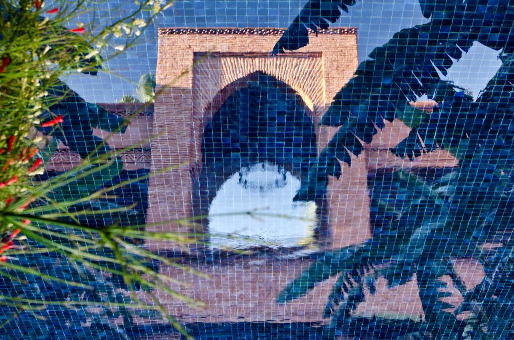 ติกมิซา สวีทส์ แอนด์ พาวิเลียน Hotel Ouled Jelal ภายนอก รูปภาพ The window of the palace