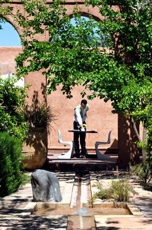 ติกมิซา สวีทส์ แอนด์ พาวิเลียน Hotel Ouled Jelal ภายนอก รูปภาพ A student studying in the courtyard of the library