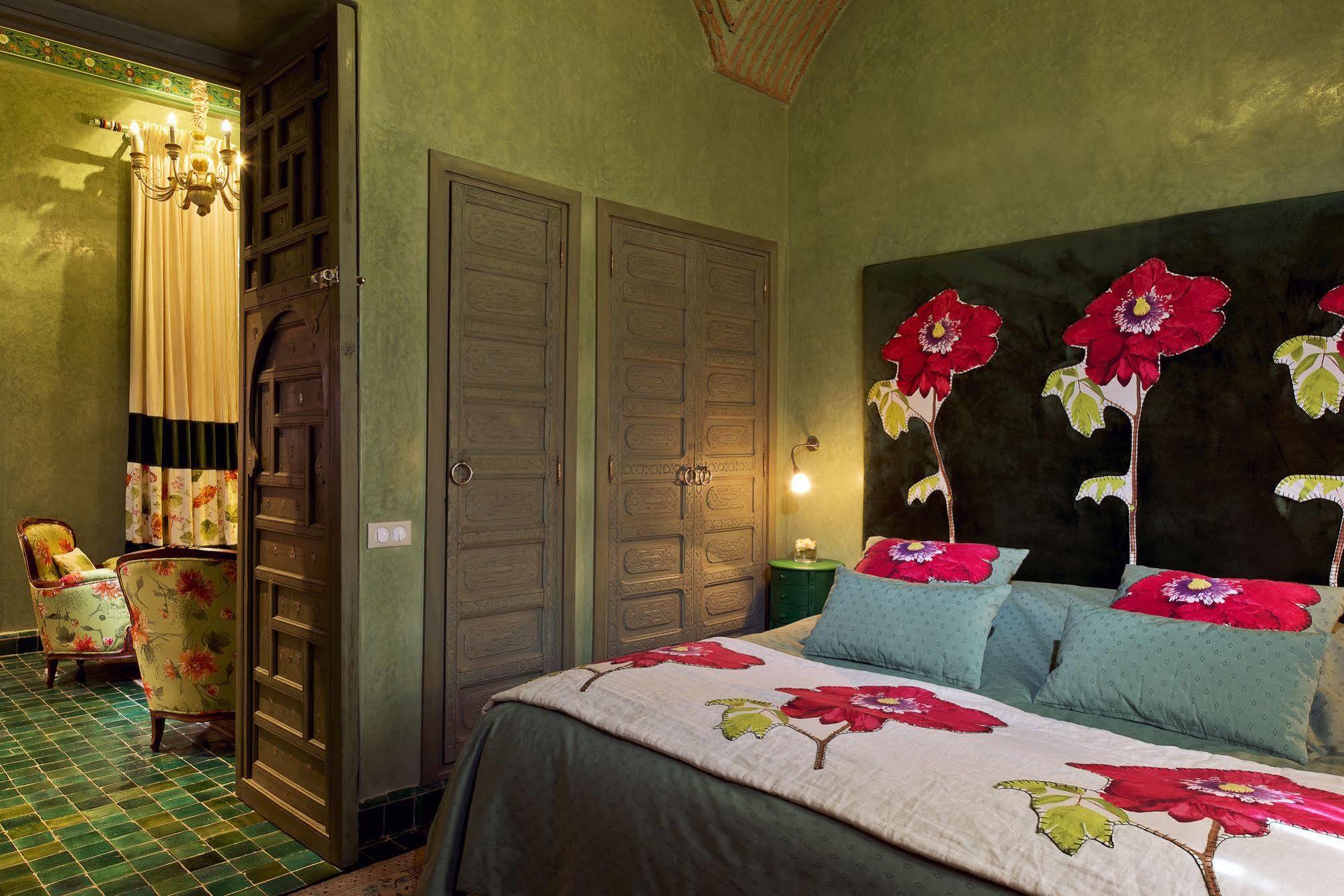 ติกมิซา สวีทส์ แอนด์ พาวิเลียน Hotel Ouled Jelal ภายนอก รูปภาพ A bedroom in the hotel