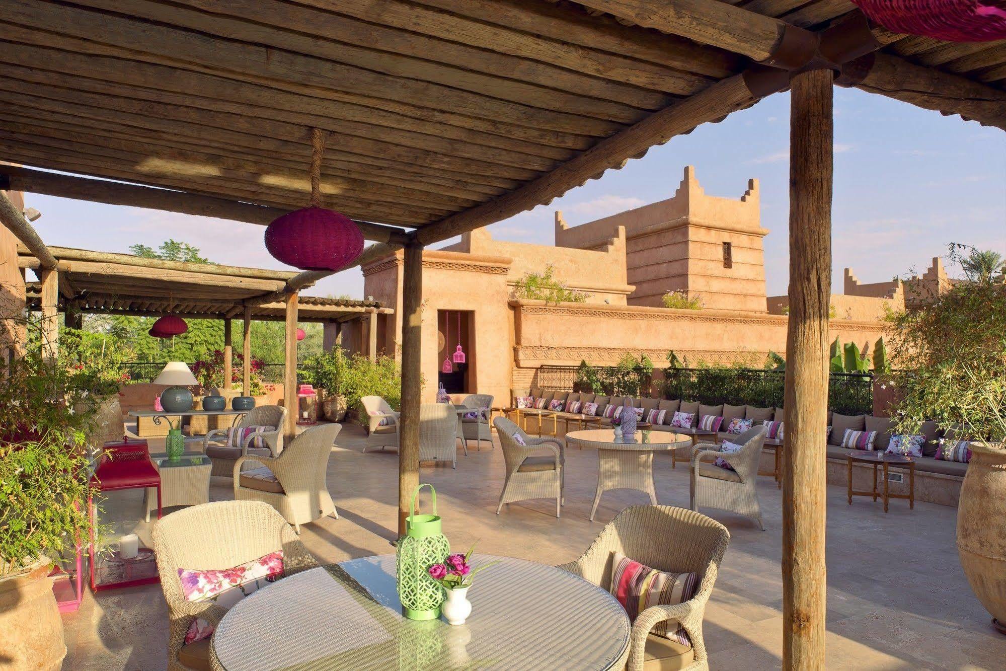 ติกมิซา สวีทส์ แอนด์ พาวิเลียน Hotel Ouled Jelal ภายนอก รูปภาพ The hotel's rooftop terrace